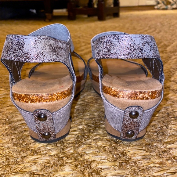 Pierre Dumas Kids Strappy Wedge Metallic/Gray Sandal - Picture 4 of 5